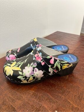 Cape Clogs black leather floral design cottagecore boho made in Sweden Sz 39